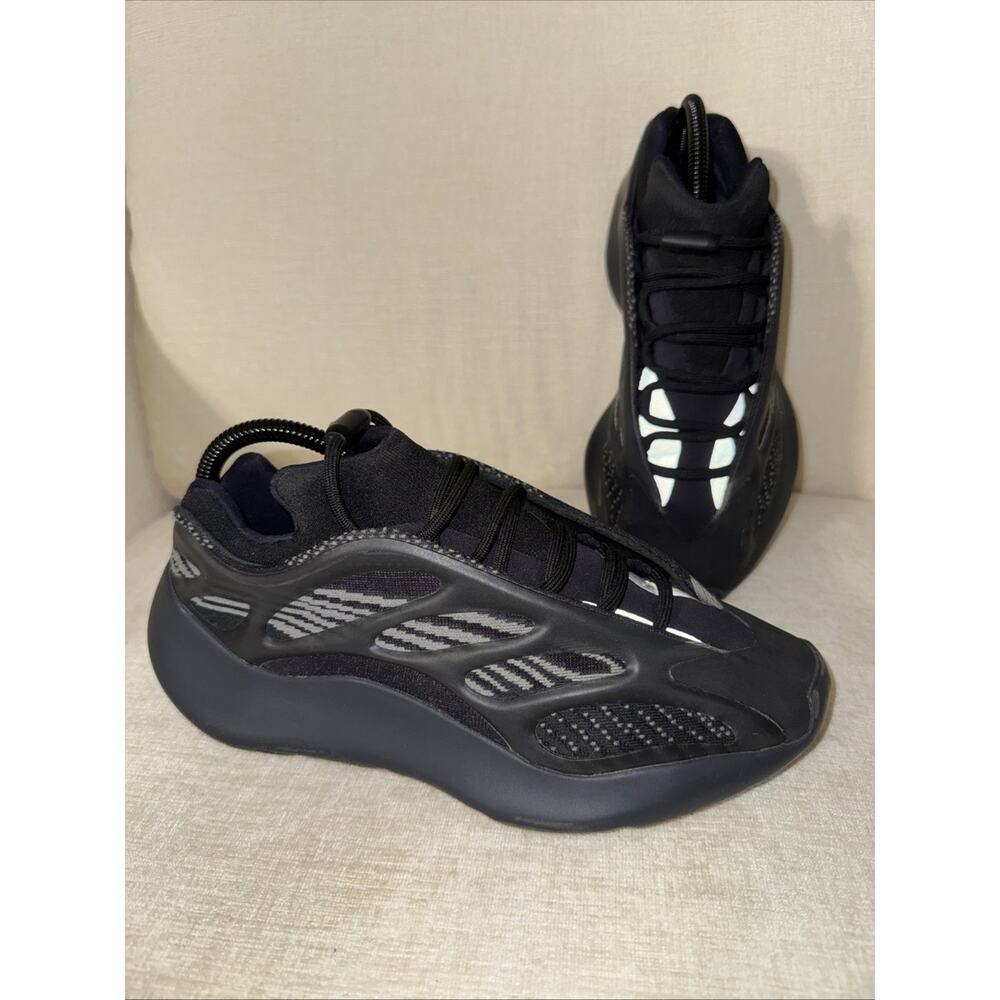 Adidas Yeezy 700 V3 Dark Glow GX6144 size 7 men 8.5 women black